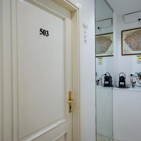 Residenza Due Torri Check In Presso Vicolo Cattani 7 Boloňa