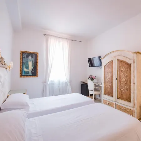 Residenza Due Torri Check In Presso Vicolo Cattani 7 게스트하우스 3*