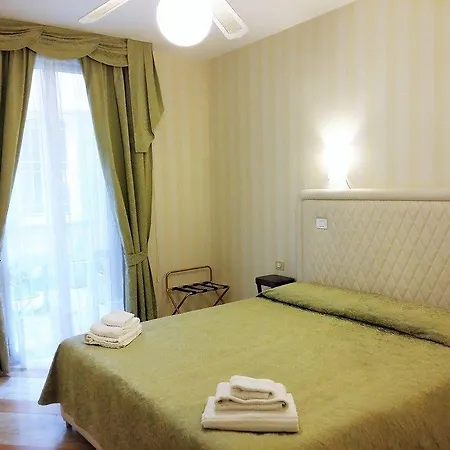 Penzion Residenza Due Torri Check In Presso Vicolo Cattani 7 3*