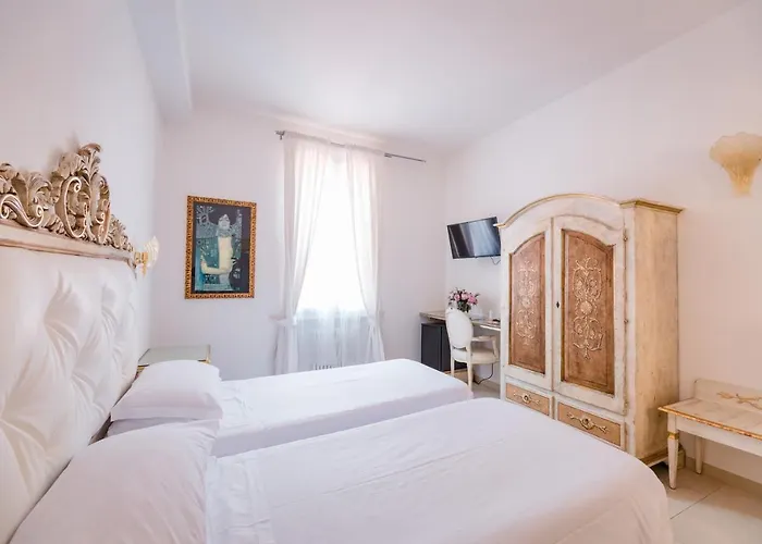 Residenza Due Torri Check In Presso Vicolo Cattani 7 게스트하우스 3*