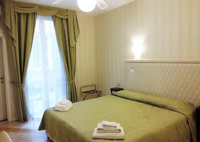 게스트하우스 Residenza Due Torri Check In Presso Vicolo Cattani 7 3*