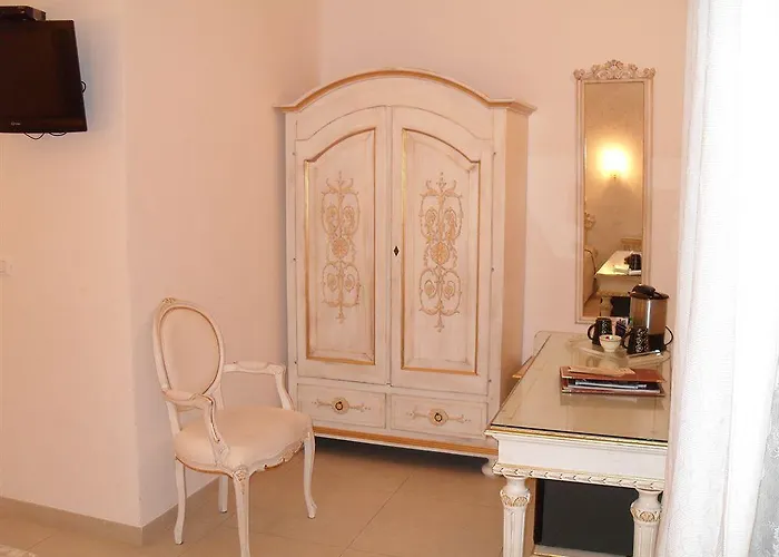 Residenza Due Torri Check In Presso Vicolo Cattani 7 게스트하우스 3*
