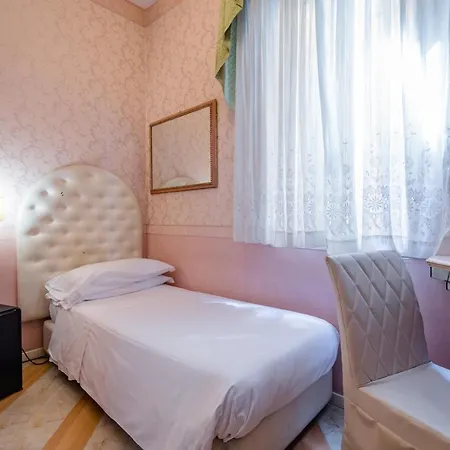 Residenza Due Torri Check In Presso Vicolo Cattani 7 Pensión